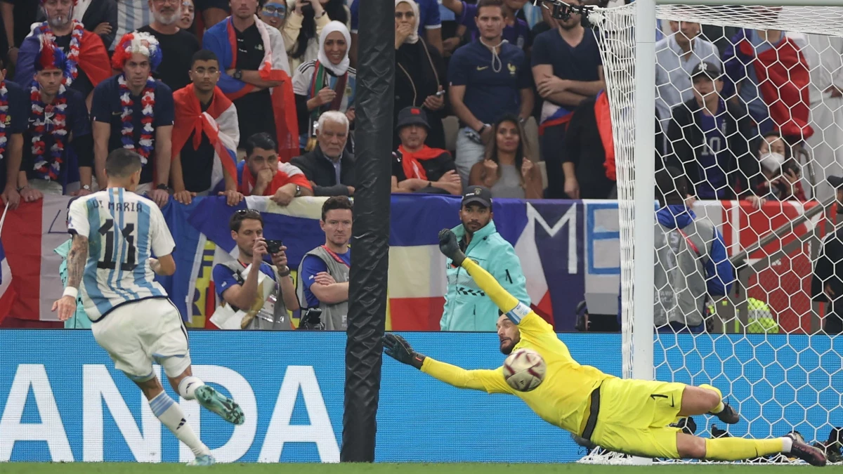Di María define ante la salida de Lloris. &nbsp;Foto: @Argentina.