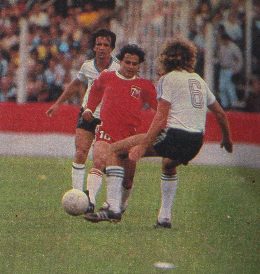 Foto: Emilio Commisso maneja la pelota ante la marca de Vargas. Argentinos Juniors fue campeón del Metropolitano 1984