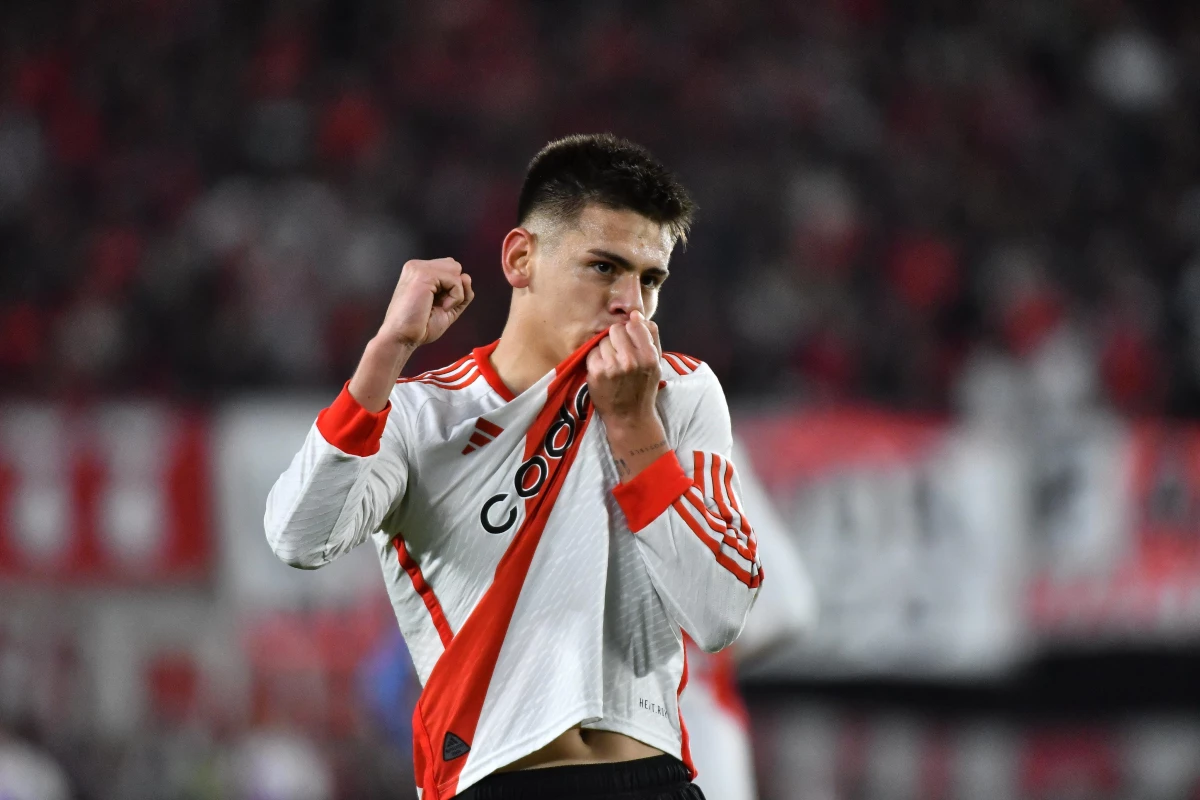 Momentos felices: Claudio “Diablito” Echeverri celebra un gol con la camiseta de River Plate.