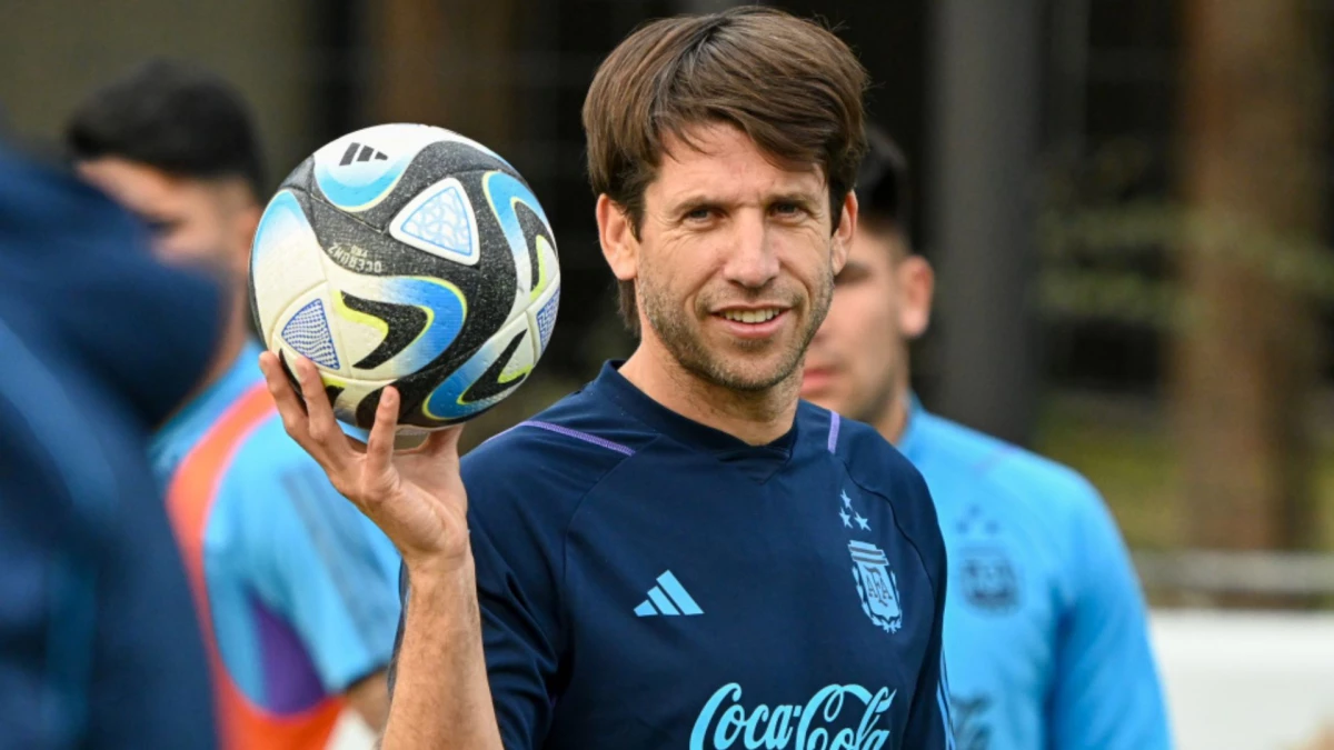 Foto: Diego Placente dirigirá las prácticas del Sub 20 en el predio de la AFA en Ezeiza. (Foto: @Argentina)