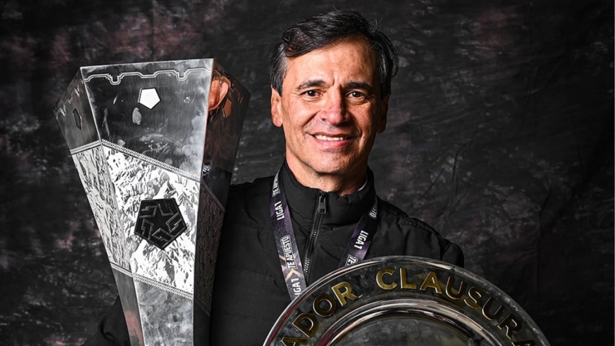 Fabian Bustos con los titulos obtenidos a los largo del 2024. Foto: Instagram de la Liga1 Te Apuesto (@liga1teapuesto) y Universitario (@universitario1924).