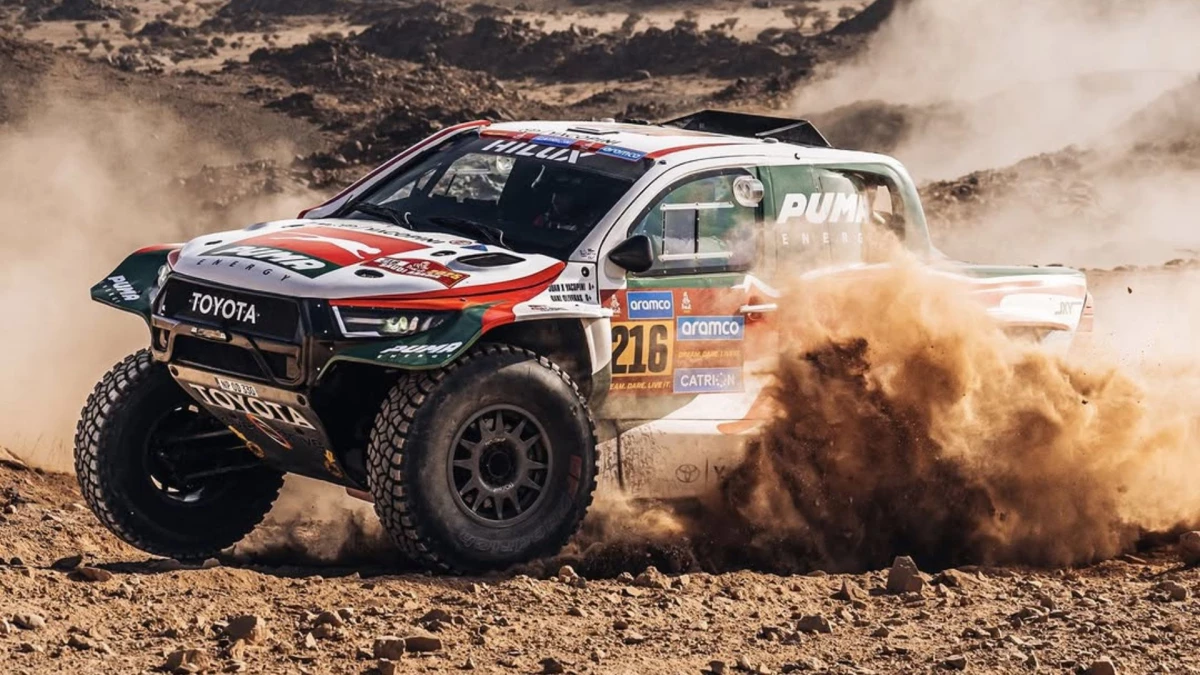 Yacopini y su auto con el que disputará el Dakar 2025 | Foto: @mchphotocz