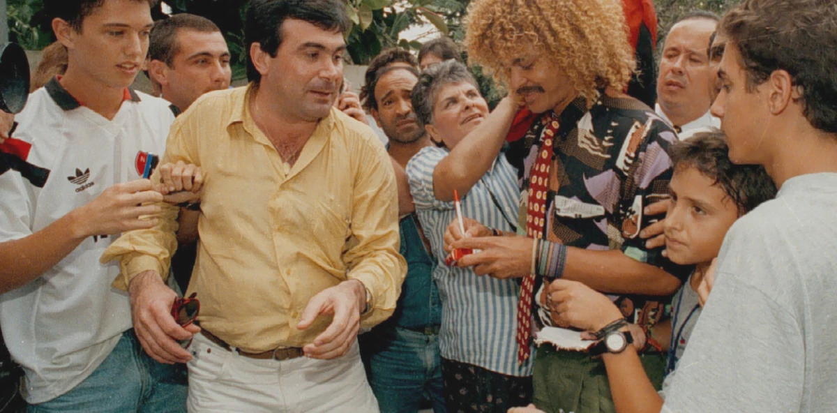 Foto: El Pibe recibe el cariño de los fanáticos leprosos.