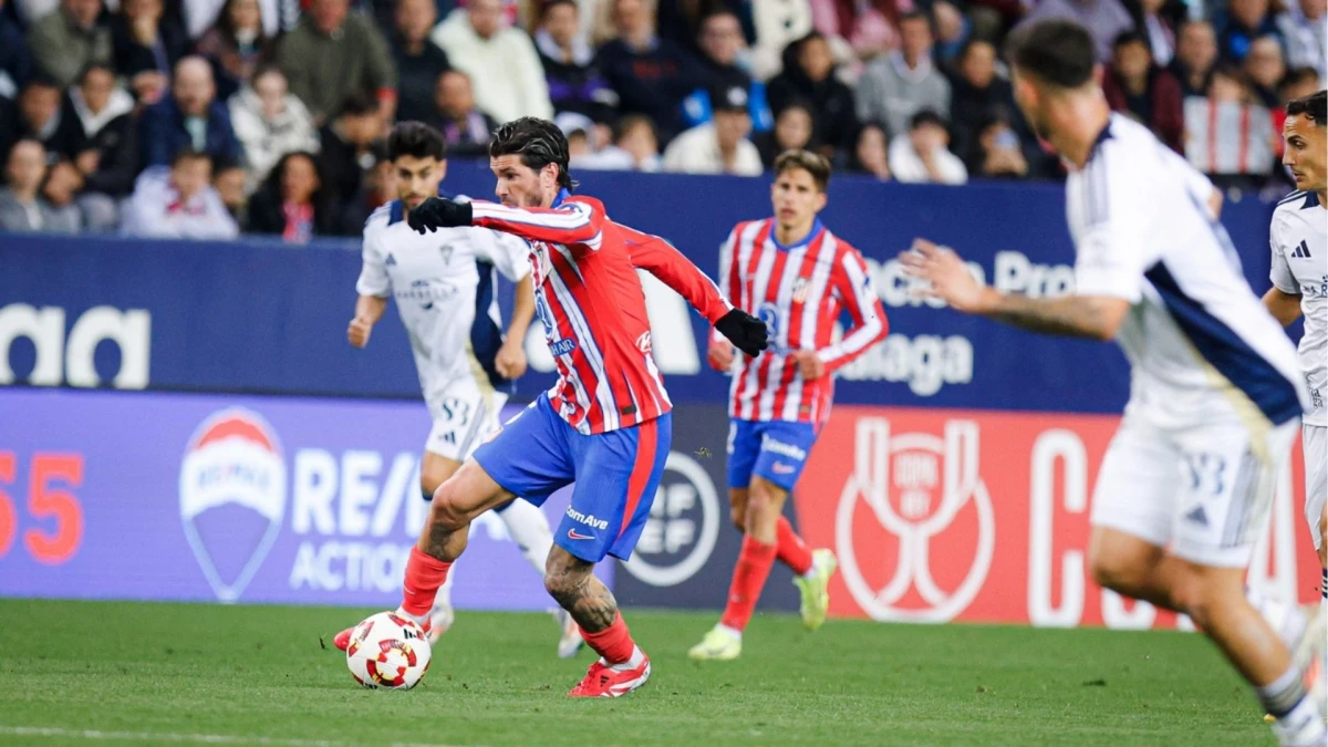 Foto: @Atleti. De Paul maneja la pelota ante la marca de un rival. Ganó Atlético Madrid en Marbella