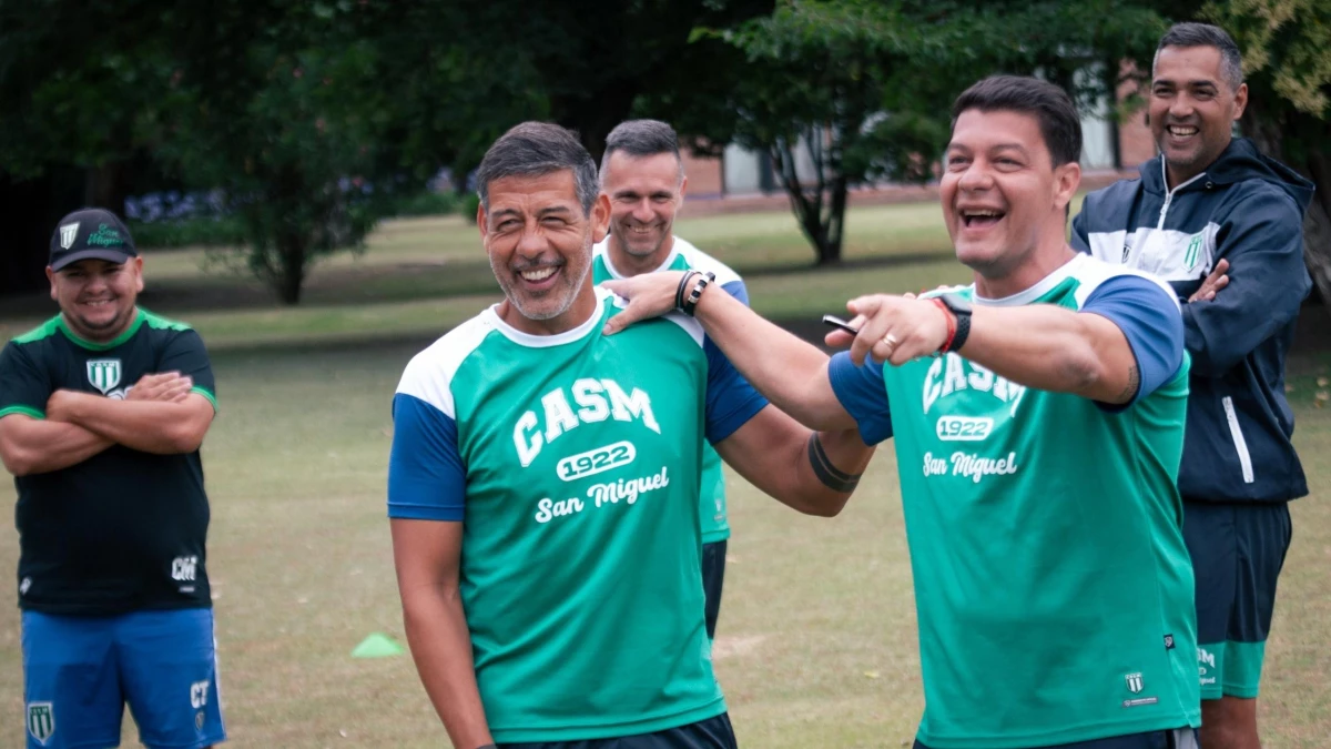 Sebastián Battaglia y Juan Kropoviesa, DT y ayudante de San Miguel. Foto: X @Oficial_CASM