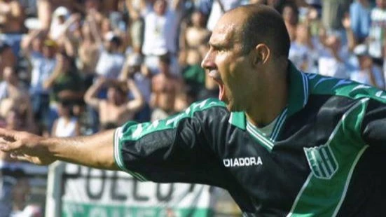 Foto: Banfield. En el Taladro empezó en un ambiente raro y luego fue ídolo total.