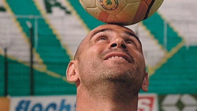Foto: Prensa Banfield. Garrafa Sánchez y su sonrisa con la pelota, un idilio que nunca terminó.