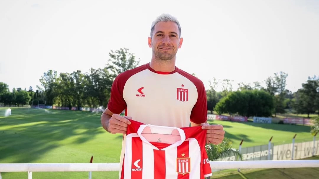 Foto: Lucas Alario tuvo su primer entrenamiento en el country de City Bell. (Foto: @edelpoficial)