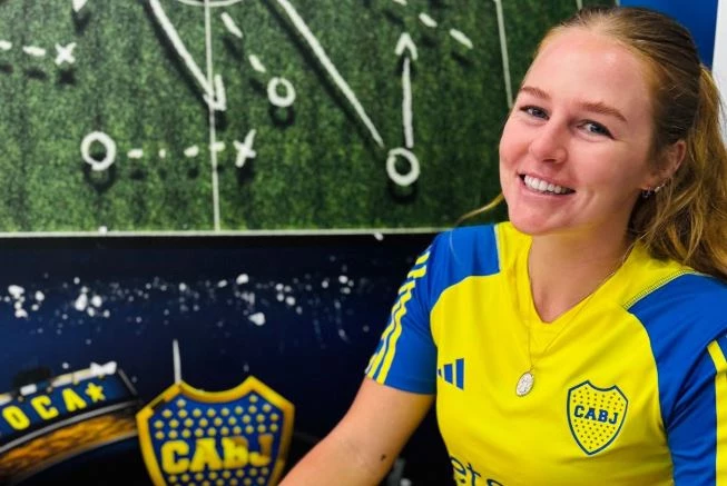 Ormson firma su contrato con Boca. Foto: X@BocaJrsFutFem