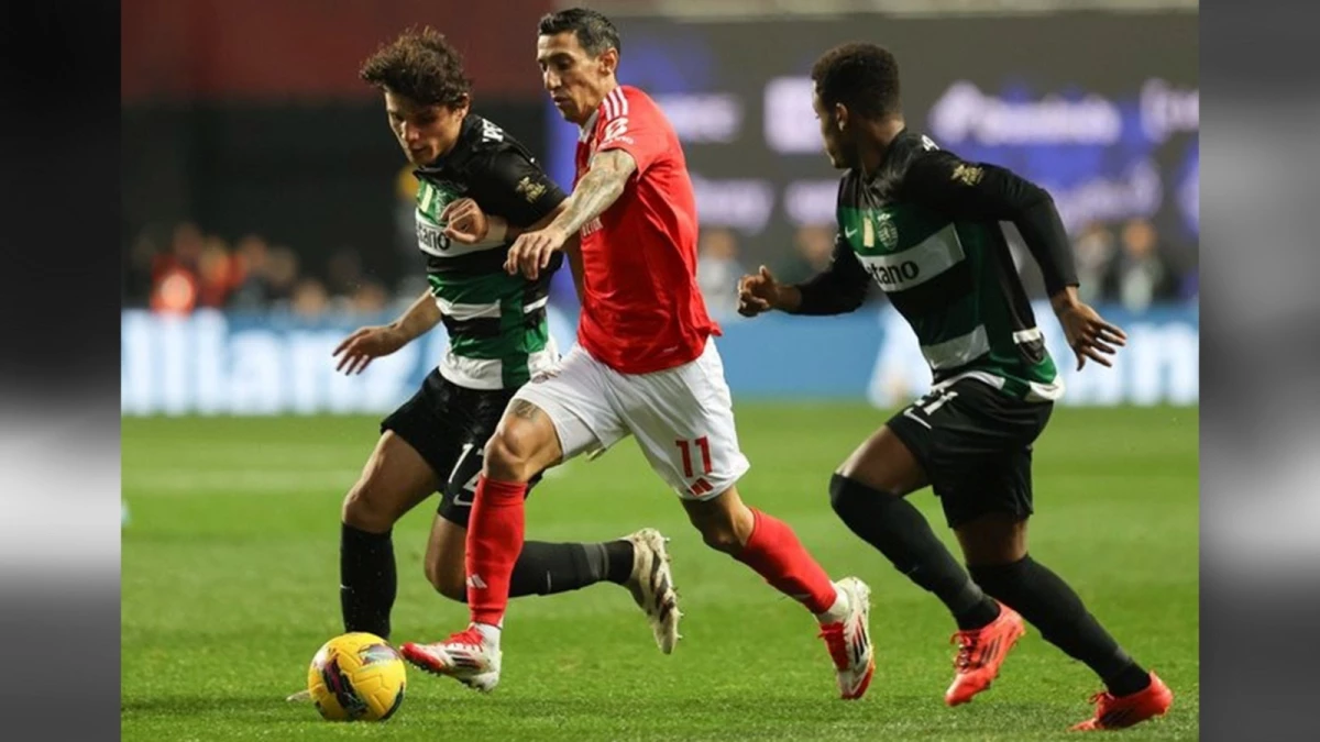 Foto:@SLBenfica. Di María lleva la pelota ante dos adversarios. Benfica se consagró campeón en los penales