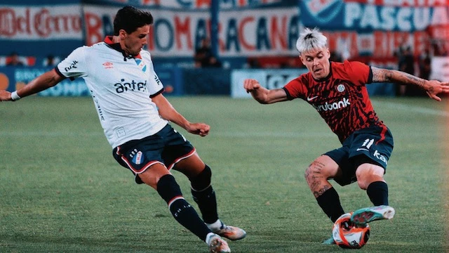 Foto: Matías Reali engancha en la acción previa al gol de San Lorenzo.