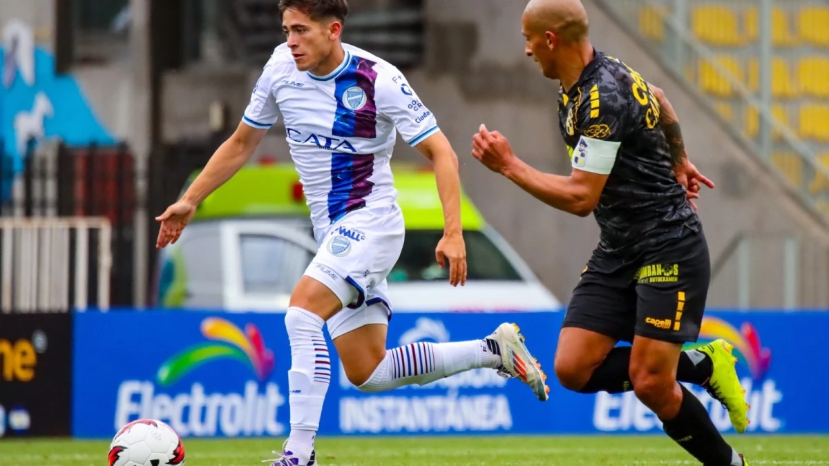 Foto: @GodoyCruz. Gonzalo Abrego lleva la pelota ante la marca de un rival. Victoria del Tomba en Chile para concluir la gira