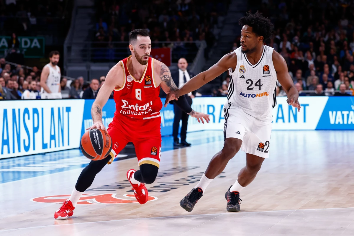Foto: X de OlympiacosBC. Vildoza encara ante la marca de Andrés Feliz. Gran victoria del equipo griego en Madrid.