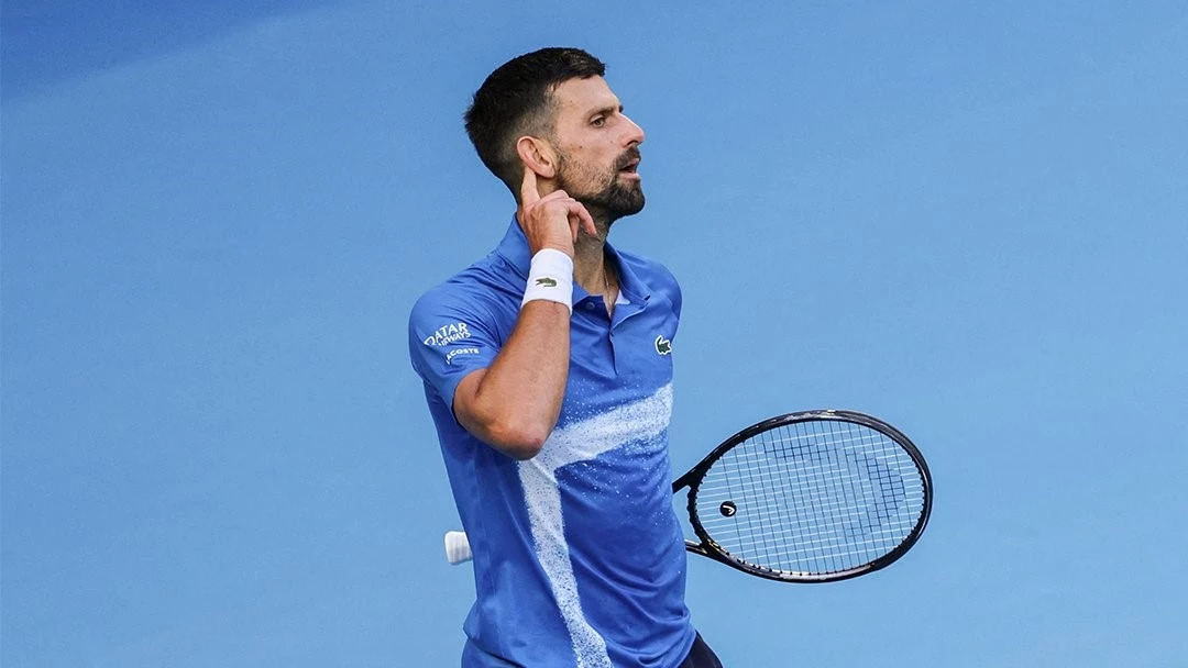 Djokovic celebra al final del partido ante el checo Macháč. Foto: X Australia Open.