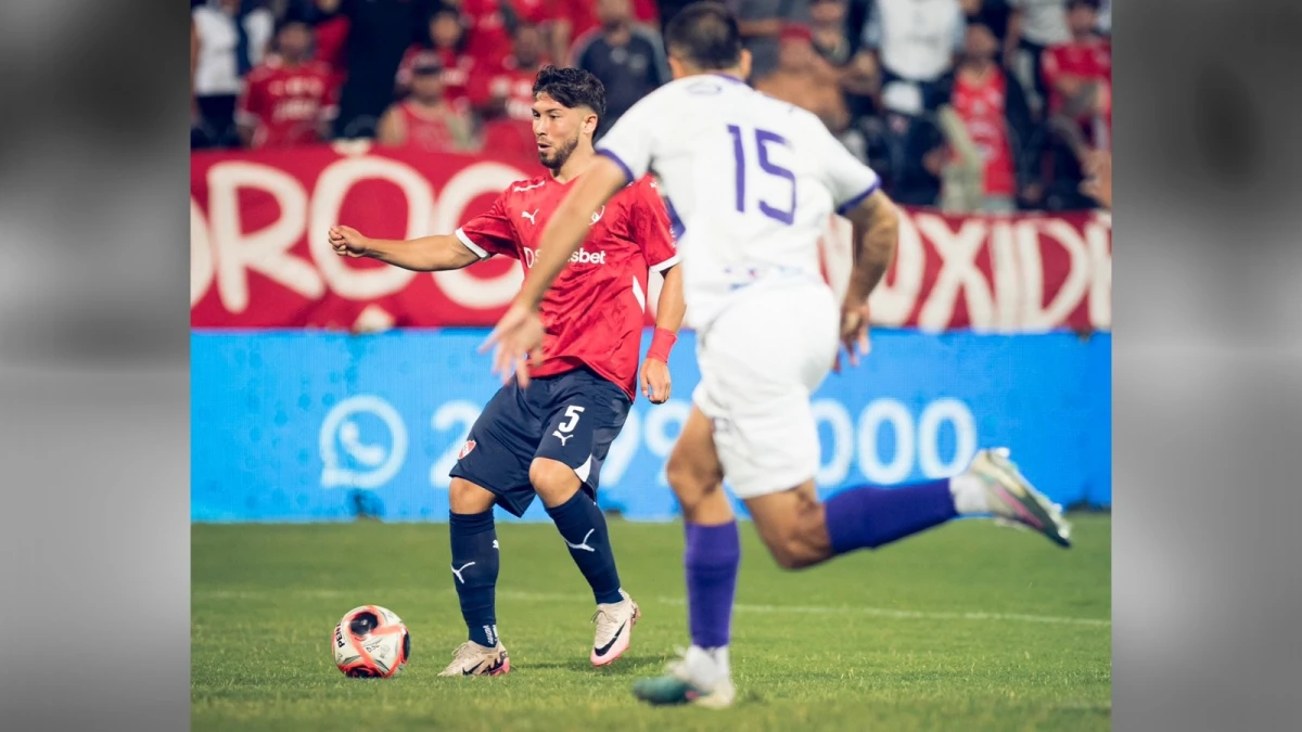 Foto:@SerieRdeLP. Loyola maneja la pelota ante la marca rival. El volante chileno marcó un gol para el Rojo.&nbsp;