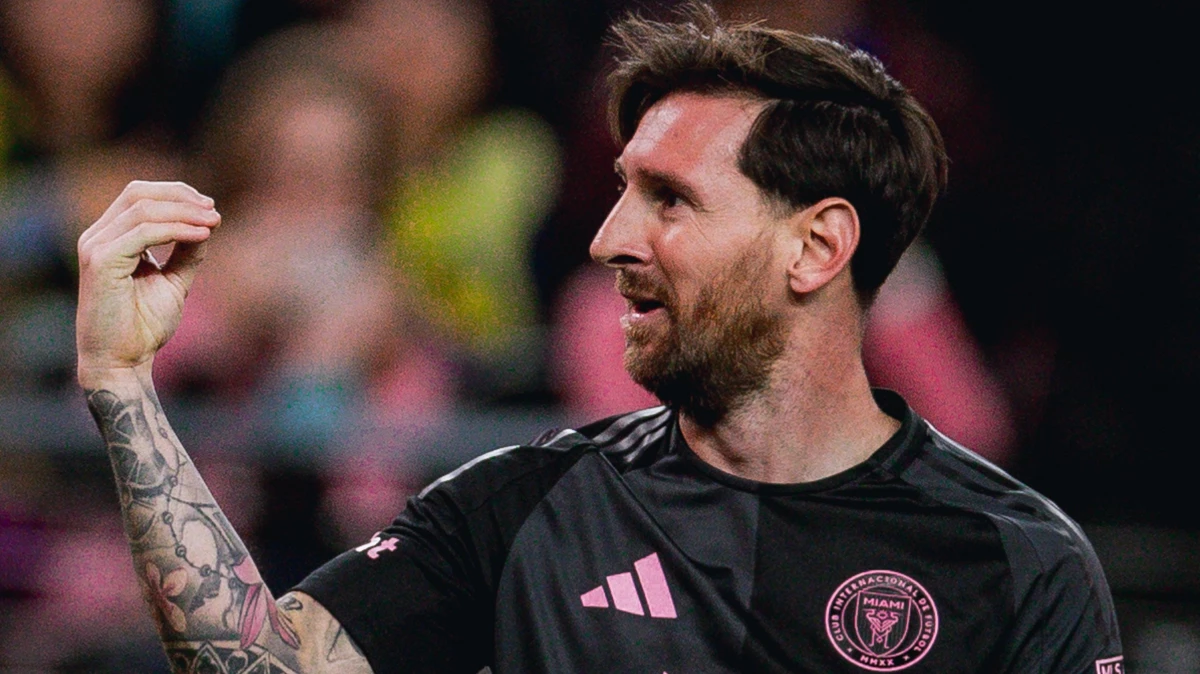 Foto: Messi de frente a los hinchas de América (@MLS)