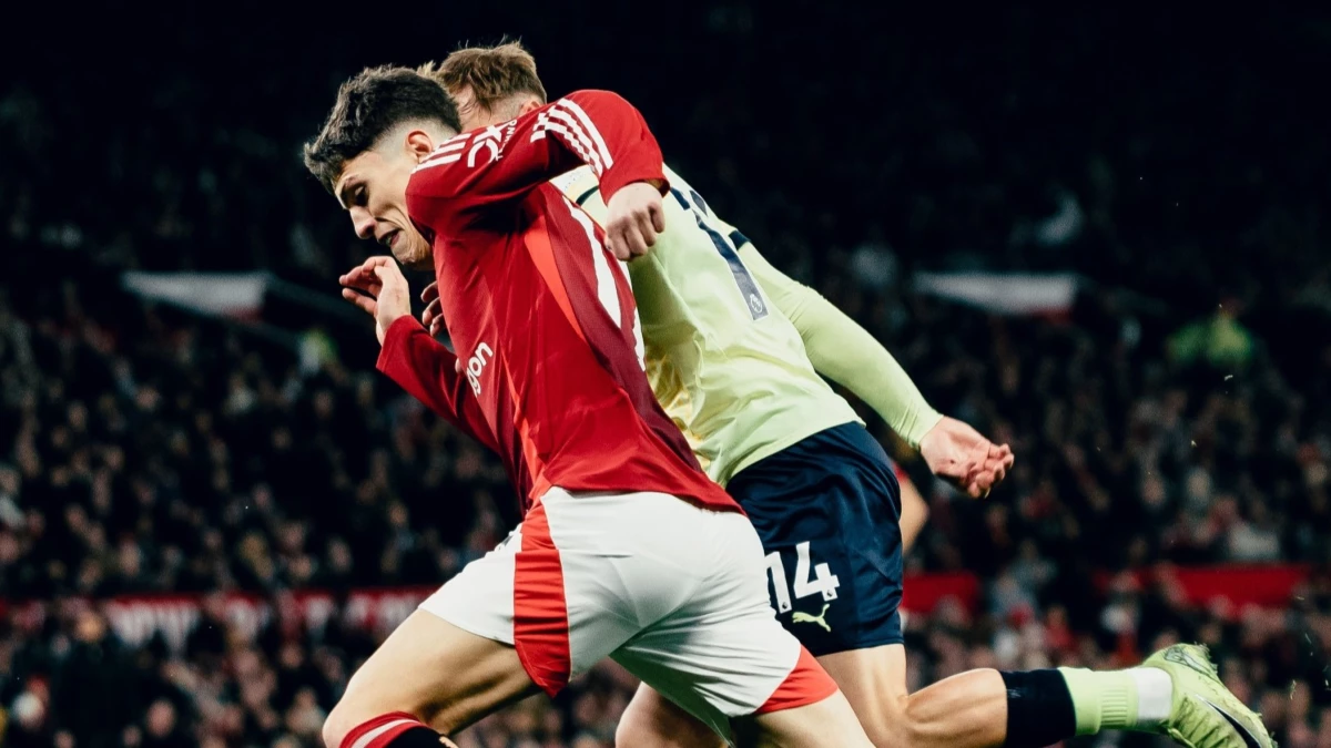 Foto: Garnacho tuvo unos minutos en la derrota de los Reds en Old Trafford (@ManUtd)