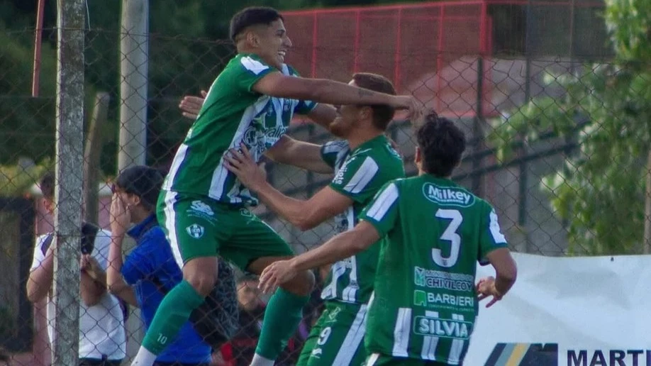 Foto: Gimnasia de Chivilcoy celebró afuera de ,la cancha su pase a cuartos de la Reválida del Federal A.