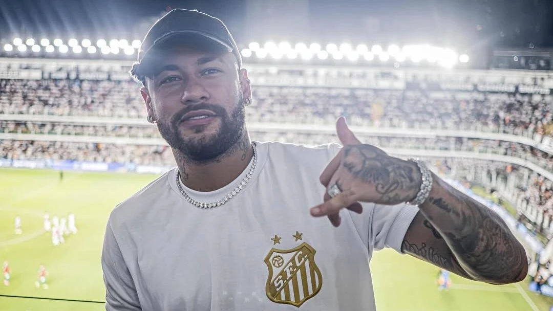 Foto: Neymar con la camiseta del Peixe durante su última visita al estadio de Vila Belmiro (@greghi.i - Santos FC)