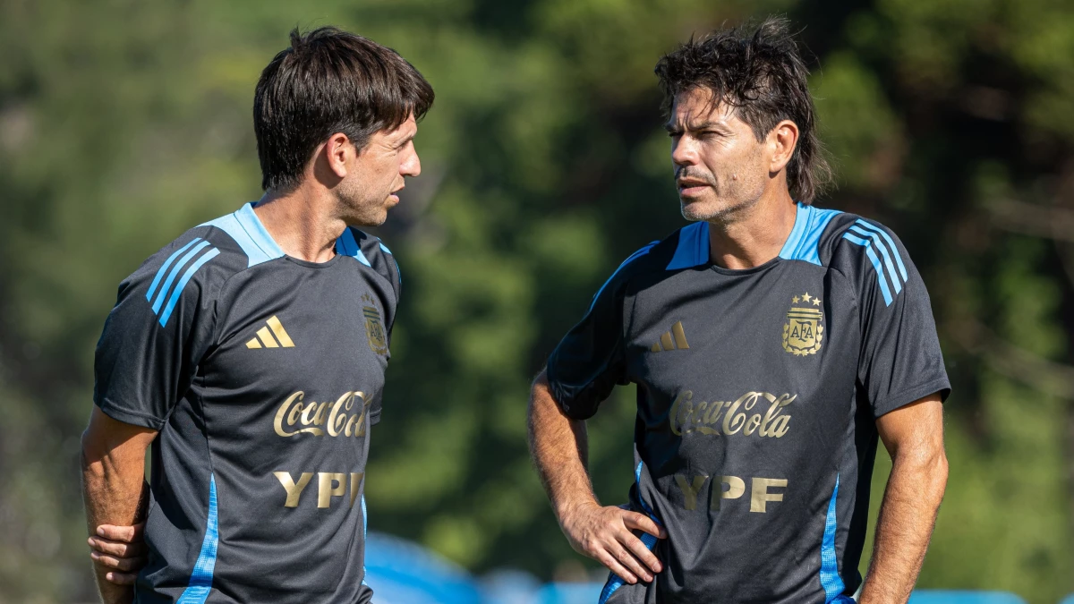 Foto: Placente y Garcé, uno de sus ayudantes, tuvieron que modificar el plantel a un día del estreno (Prensa AFA)