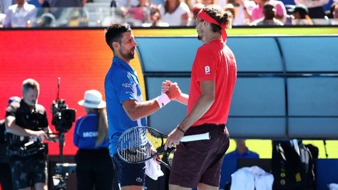 Djokovic felicita a Zverev por su pase a la final, tras abandonar el partido por lesión (Foto: X@ATPTour_ES)