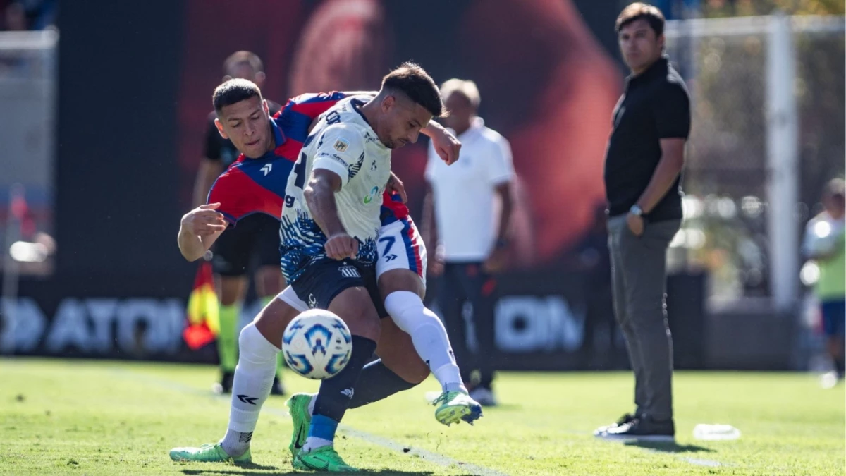 Foto: Eliana Obregón. En el primer tiempo hubo más fricción y lucha que fútbol en el Bajo Flores.