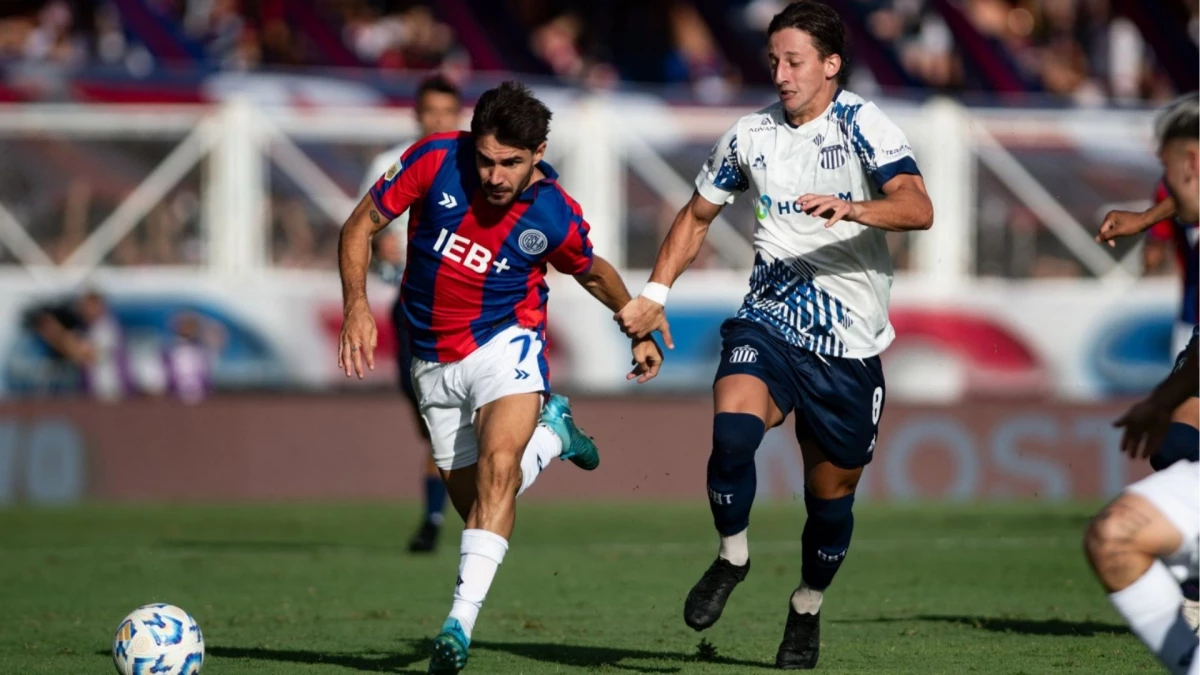 Foto: Eliana Obregón. Cerutti lleva la pelota ante la marca rival. En el arranque hubo triunfo de San Lorenzo