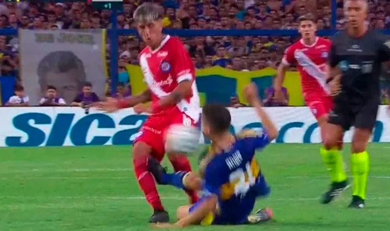 Foto: Raúl Ferrari (Contenidos informativos) - Ander Herrera impacta con su plancha en la rodilla de Alan Lescano pero el VAR no lo consideró.