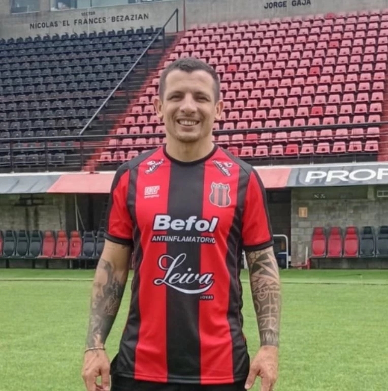 Foto: @defeweb. El enganche Emiliano Vecchio es la nueva cara de Defensores de Belgrano