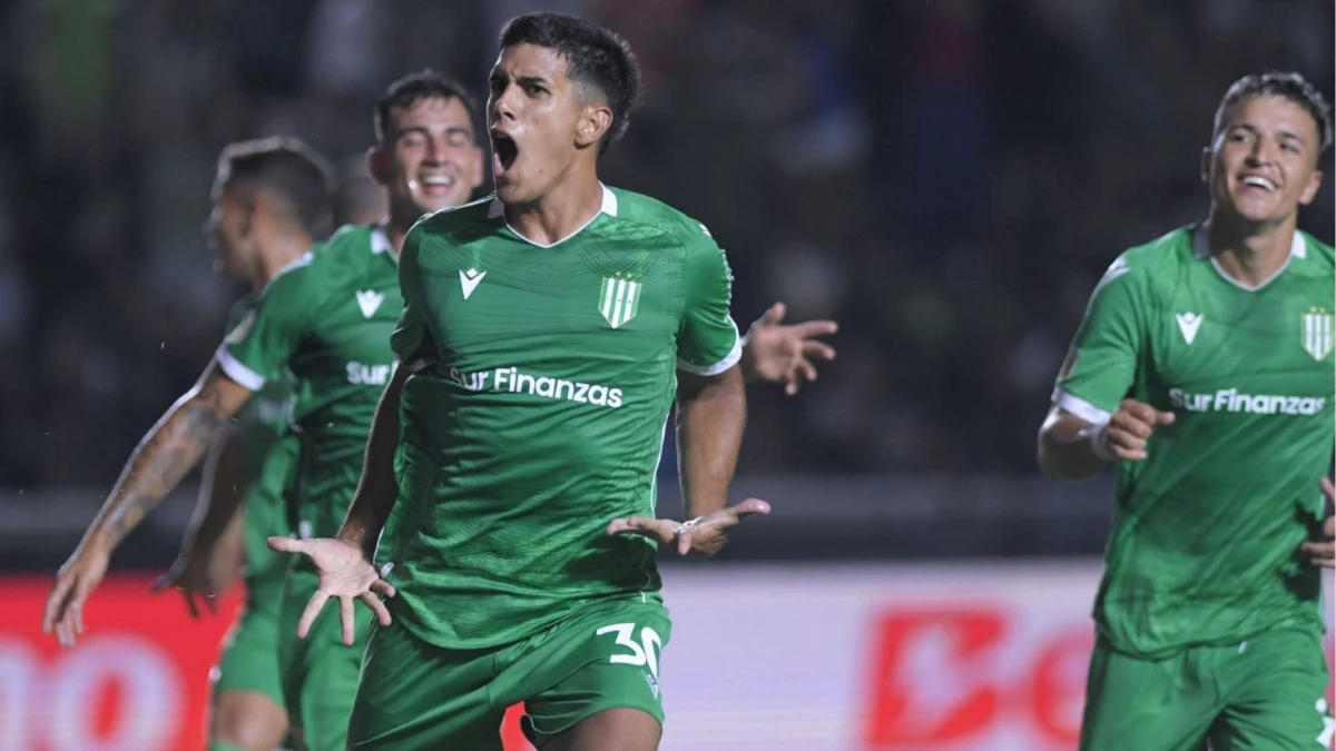 Foto: Julián Álvarez (Contenidos informativos). - Tomás Nasif celebra el tercer tanto banfileño.