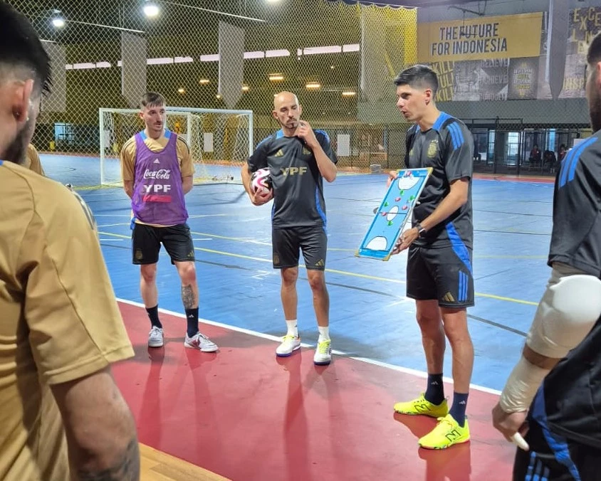 Lucuix da indicaciones durante la práctica del seleccionado en Yakarta. Foto: Prensa AFA