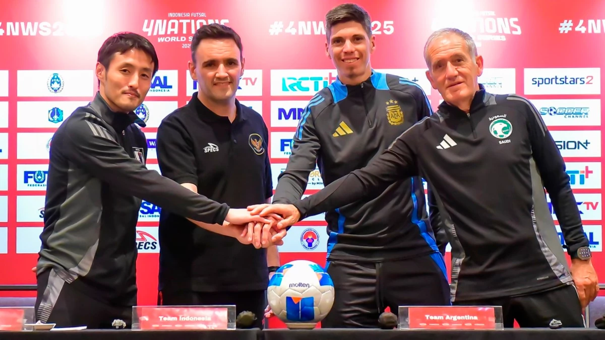 Los cuatro entrenadores de los seleccionados participantes, con Matías Lucuix en el medio, durante la conferencia de prensa | Foto: X @FederasiFutsal