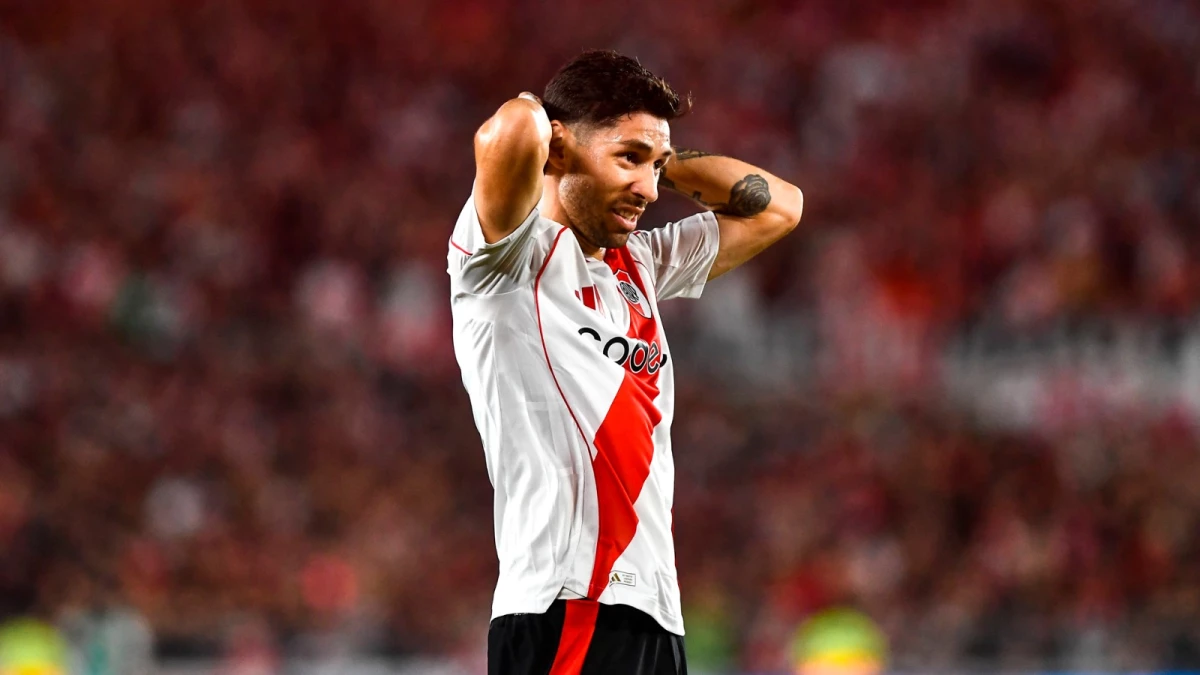 Foto: Gonzalo Montiel se toma la cabeza porque podría tener una lesión ligamentaria.