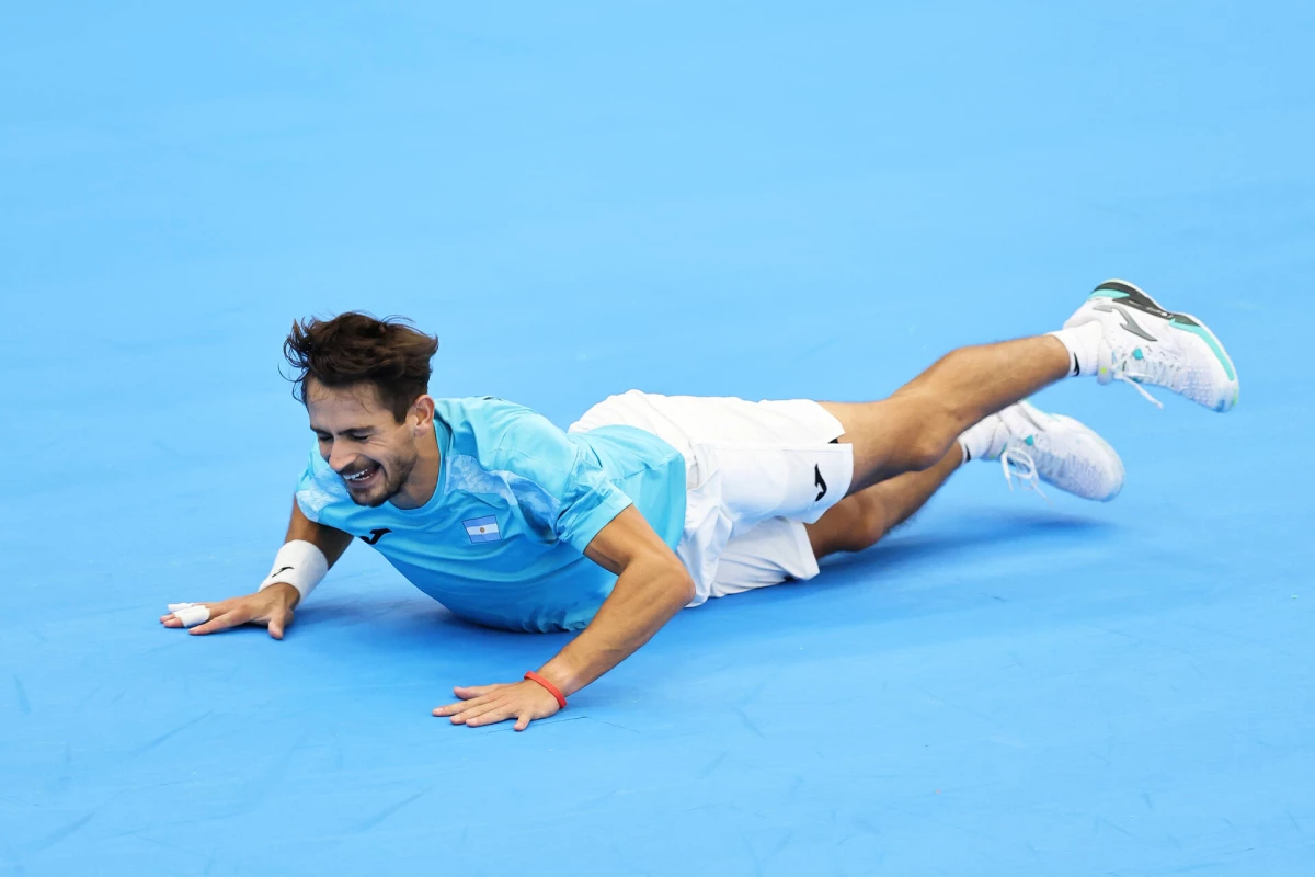 Mariano Navone se desplomó de alegría luego de su triunfo ante Budkov Kjaer. Foto: X@CopaDavis