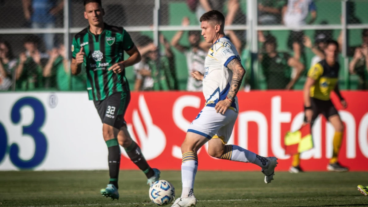 Franco Ibarra juega el balón. De fondo, Federico Anselmo. Foto: X@RosarioCentral