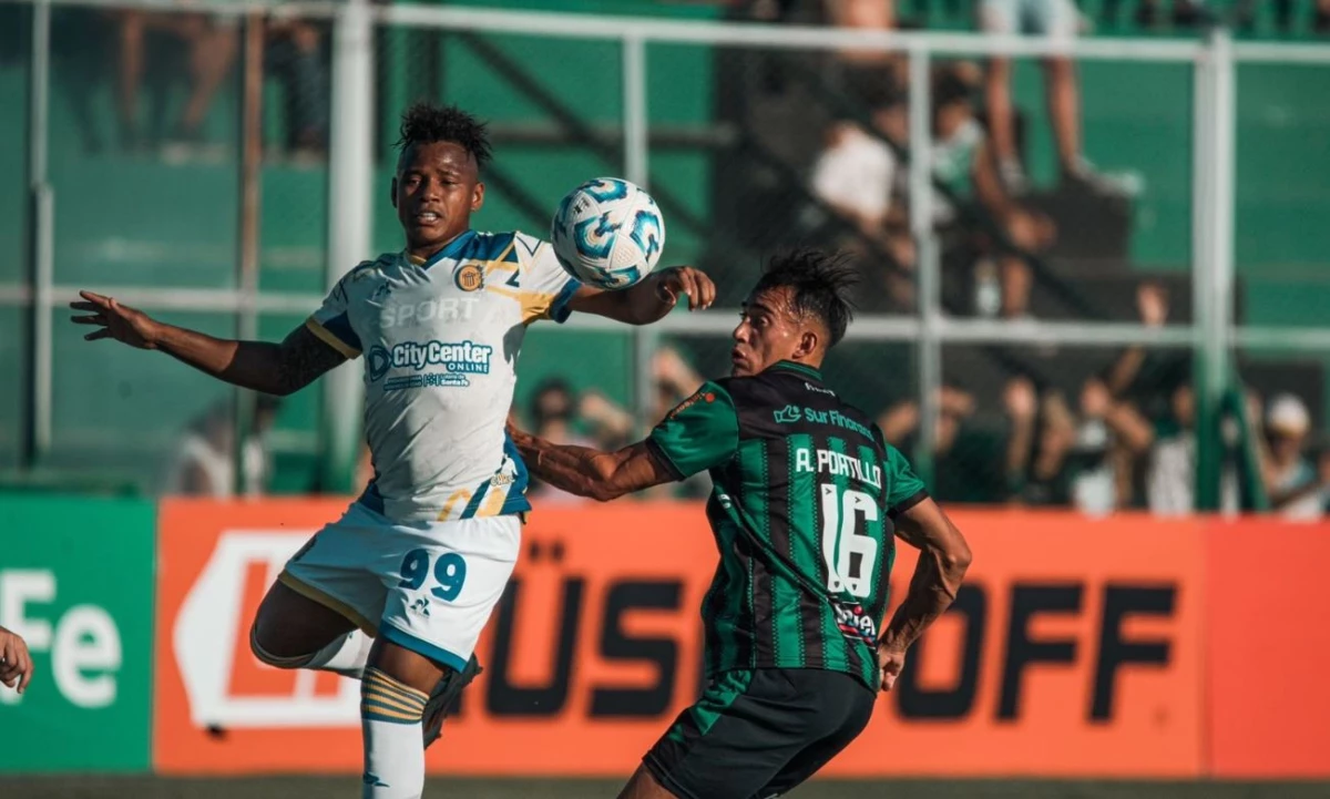 Jaminton Campaz y Ayrton Portillo se disputan la pelota. Foto: X@CASanMartinSJ