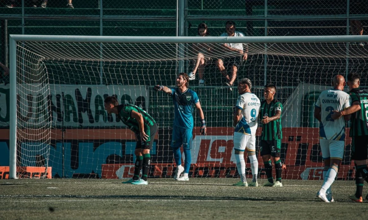 Foto: El arquero Matías Borgogno advierte a sus compañeros. Foto: X@CASanMartinSJ