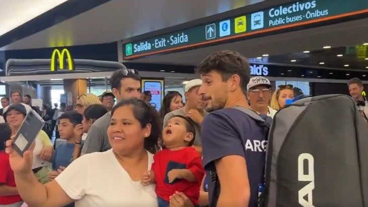 Mariano Navone en su llegada al país después de la clasificación en Noruega. Foto: Captura video AAT