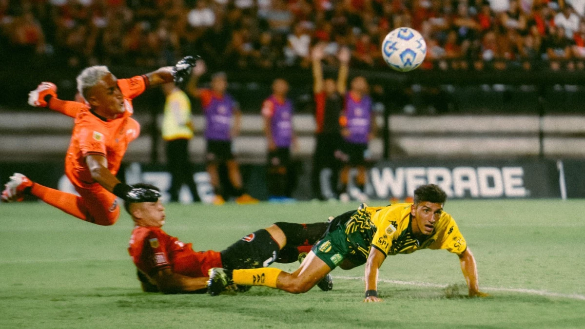 Foto: @clubaldosivi - Keylor Navas hace la gran atajada de su debut en Newells, pero la acción fue invalidada por posición adelantada de un delantero de Aldosivi.