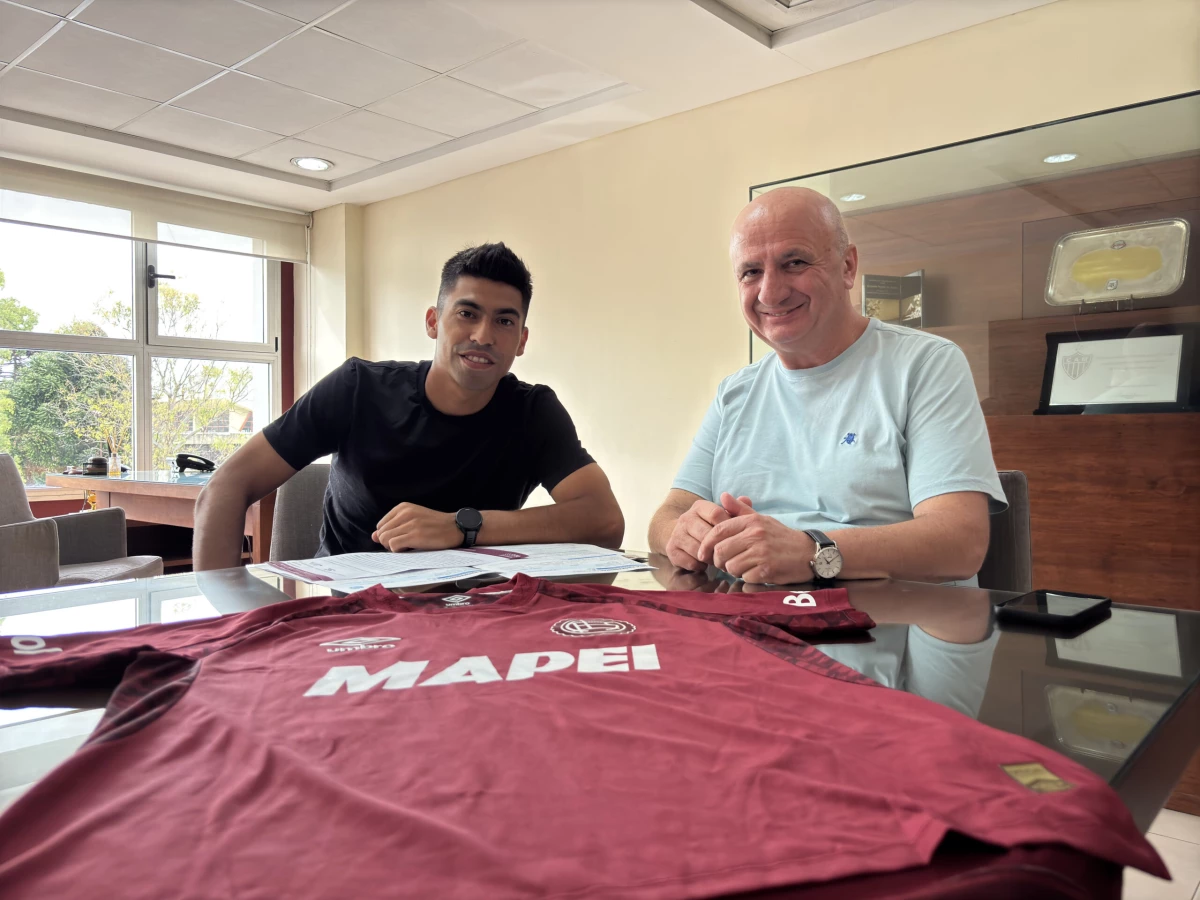 Refuerzo Granate. Ramírez posa con la camiseta del club, junto con el presidente Nicolás Russo. Foto: clublanus.com
