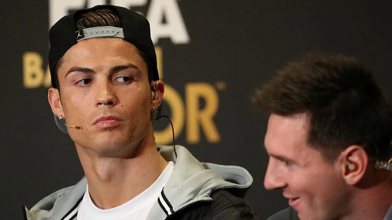 Cristiano y Messi durante una conferencia del Balón de Oro. Foto: @ballondor