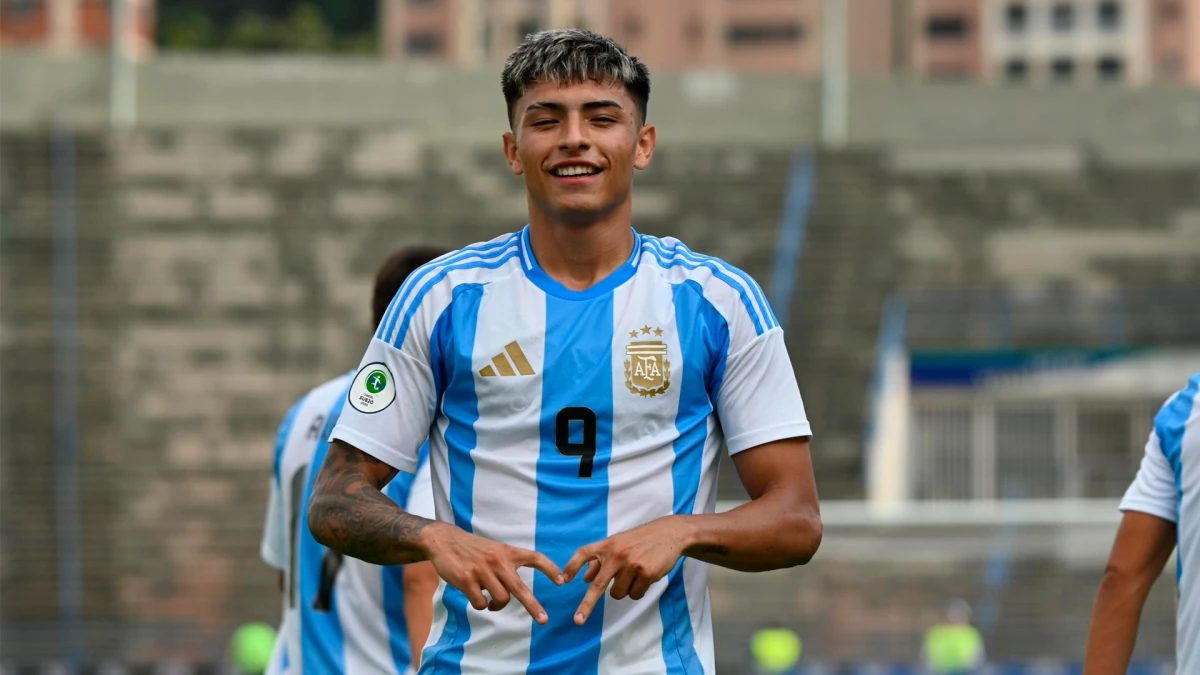 Sonrisa de goleador. Ruberto, el delantero de River en pleno festejo. Foto: @Argentina (X)