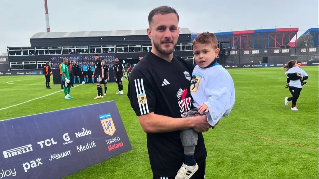 El defensor de Riestra junto a Pipe en el Guillermo Laza. Foto: Instagram Nicolás Sansotre