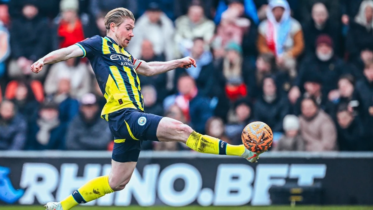 Foto: @EmiratesFACup. El belga De Bruyne fue autor de uno de los goles del City, que evitó papelón ante Leyton