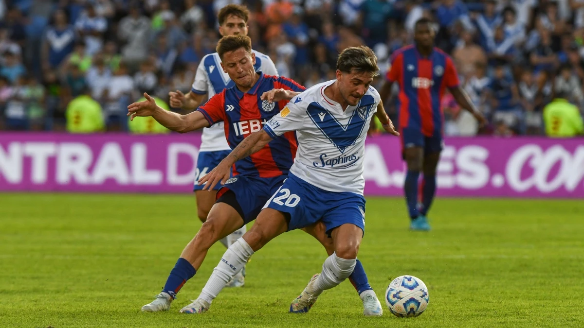 Foto: Eliana Obregón. Pizzini intenta llevarse la marca de Tripichio, en un partido donde Vélez y San Lorenzo terminaron en cero