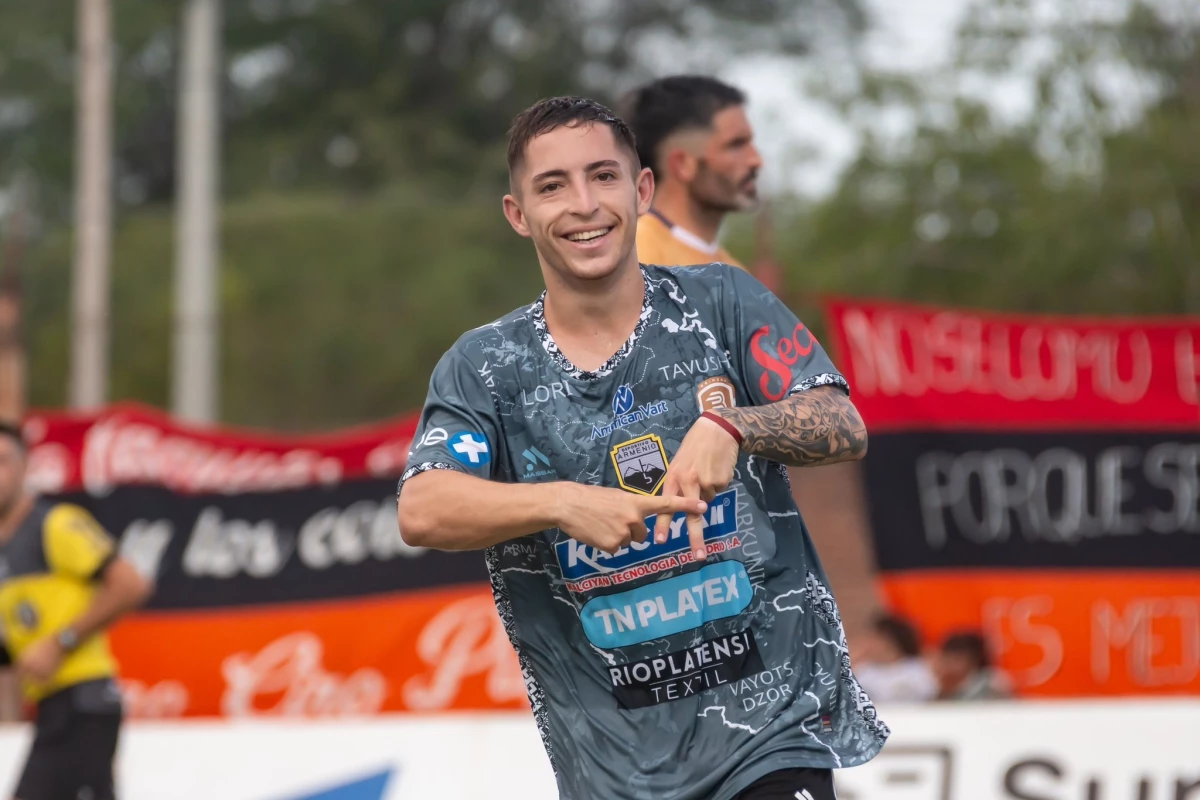 Foto:@DepArmenio. Venetucci festeja la obtención del primer gol para Armenio que superó claramente a Merlo.&nbsp;