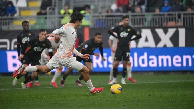 Foto:@OfficialASRoma. Ya partió el zurdazo de Paulo Dybala, que se convirtió en el 1-0 de la Roma sobre Venezia