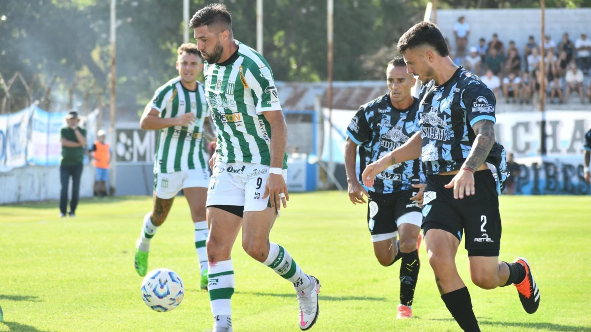 Juan Zárate aguanta la pelota ante la marca de Fernando Cosciuc. Foto: X Excursionistas.