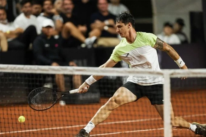 Ugo Carabelli perdió con el español Rafael Jodar, de sólo 19 años, en octavos de final del ATP de Barcelona.