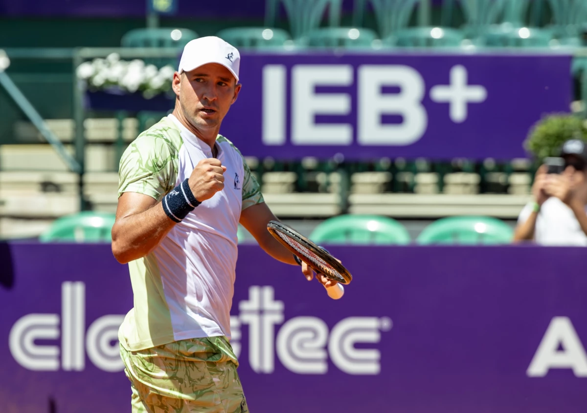 Puño en alto. El serbio Lajovic empezó con una sonrisa el torneo argentino. Foto: @ArgentinaOpen
